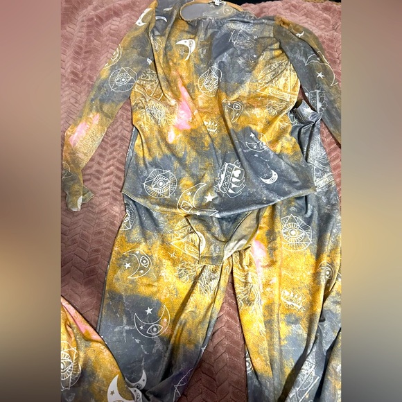 Two piece outfit never worn - Picture 1 of 1